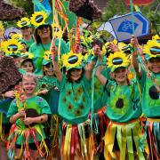 Wootton Primary School take part in Mardi Gras.