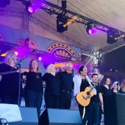 Tim Arnold and Salutaris choir at the IW Festival. Picture by Nathan Box.