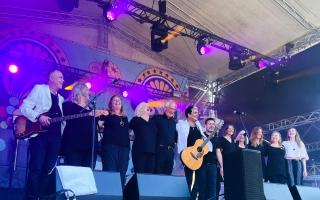 Tim Arnold and Salutaris choir at the IW Festival. Picture by Nathan Box.